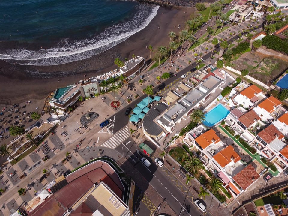 Nearby landmark, Neighbourhood, Natural landscape, Bird's eye view, Beach, Pool view, Sea view, Street view, Swimming pool
