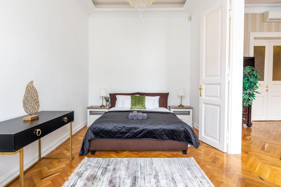 Bed, Living room, Photo of the whole room, Seating area, Bedroom
