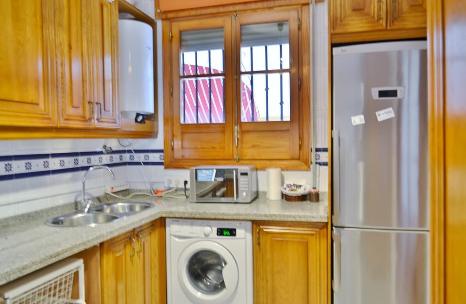 Kitchen or kitchenette, minibar, washing machine