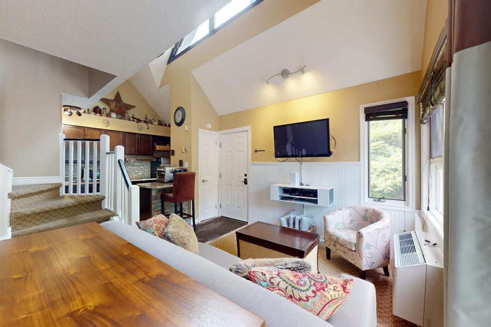 Mountain Loft Magic: Pool, Hot Tub, Tennis Hotel in Grey Highlands