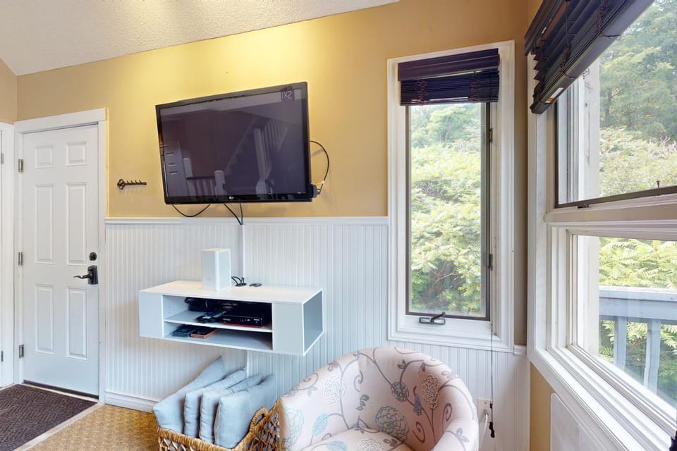 Mountain Loft Magic: Pool, Hot Tub, Tennis Hotel in Grey Highlands