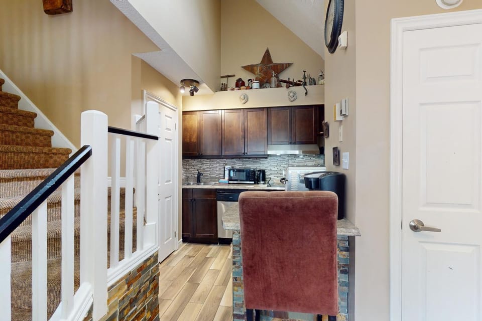 Mountain Loft Magic: Pool, Hot Tub, Tennis Hotel in Grey Highlands