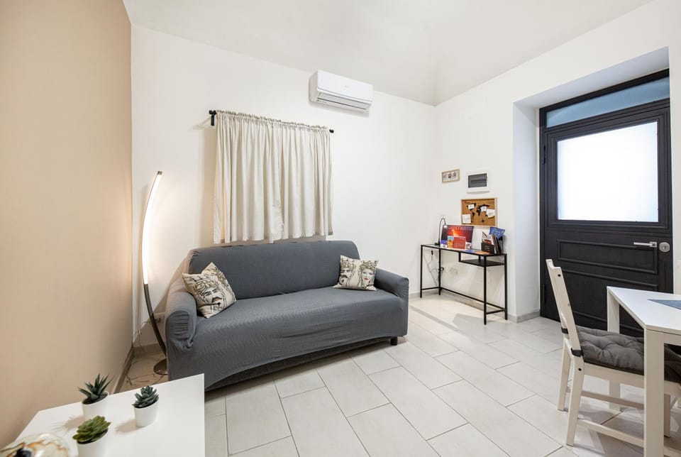 Bed, Seating area, Dining area, air conditioner