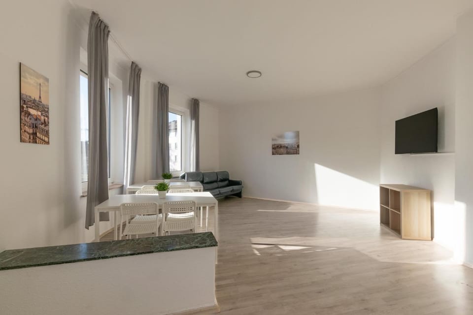 Communal lounge/ TV room, TV and multimedia, Living room, Seating area, Dining area