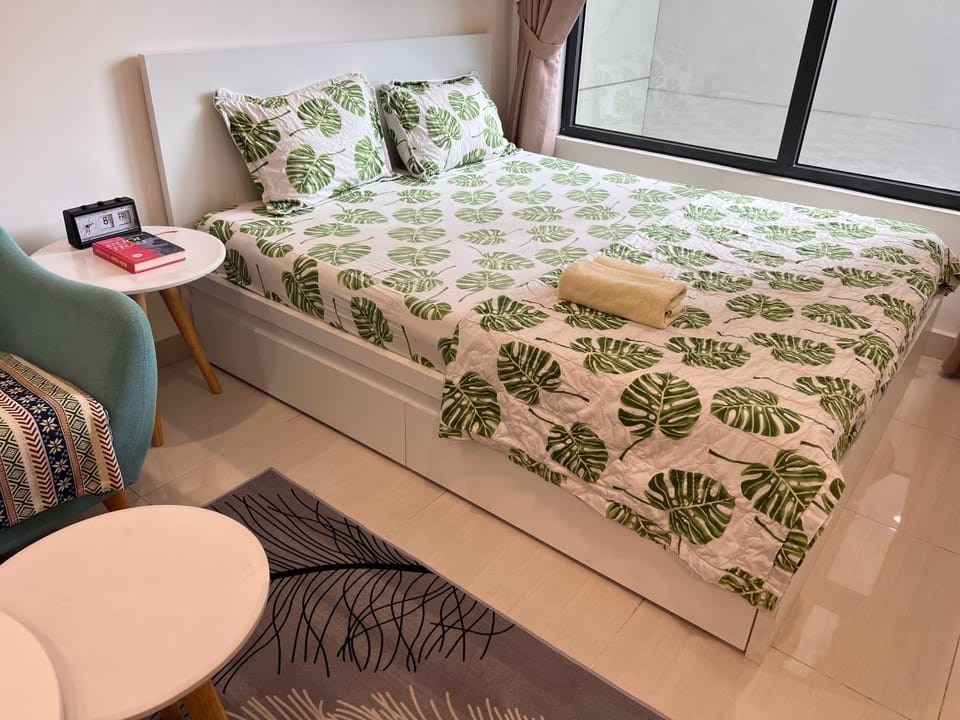 Bed, Living room, Photo of the whole room, Seating area, Bedroom
