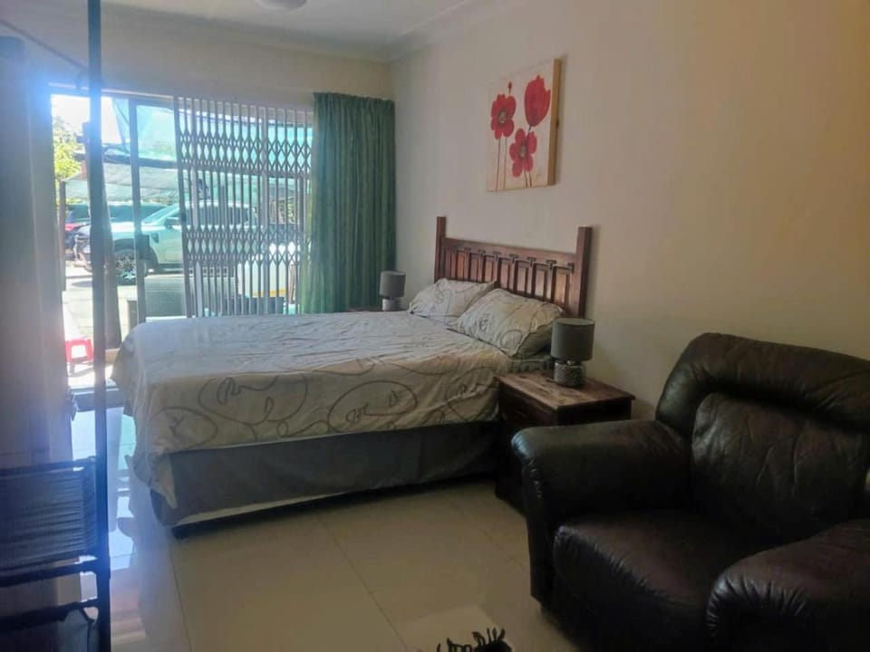 Bed, Seating area, Bedroom