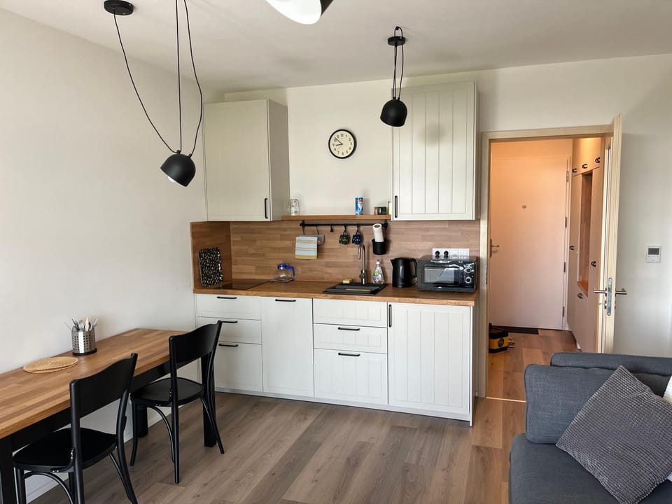 Kitchen or kitchenette, Dining area, minibar, stove