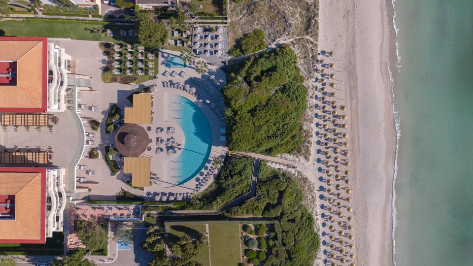 Property building, Natural landscape, Bird's eye view, Solarium, Beach, Sea view, Swimming pool
