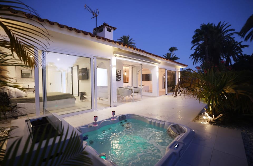 Property building, Hot Tub