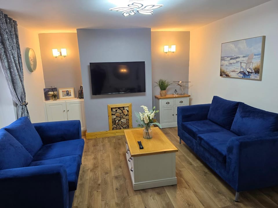 Communal lounge/ TV room, TV and multimedia, Living room, Seating area, Evening entertainment