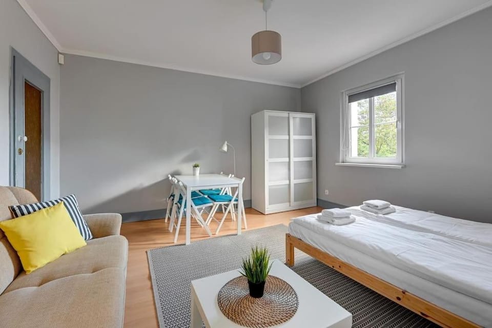 Bed, Living room, Photo of the whole room, Seating area, Bedroom, Area and facilities, towels, wardrobe