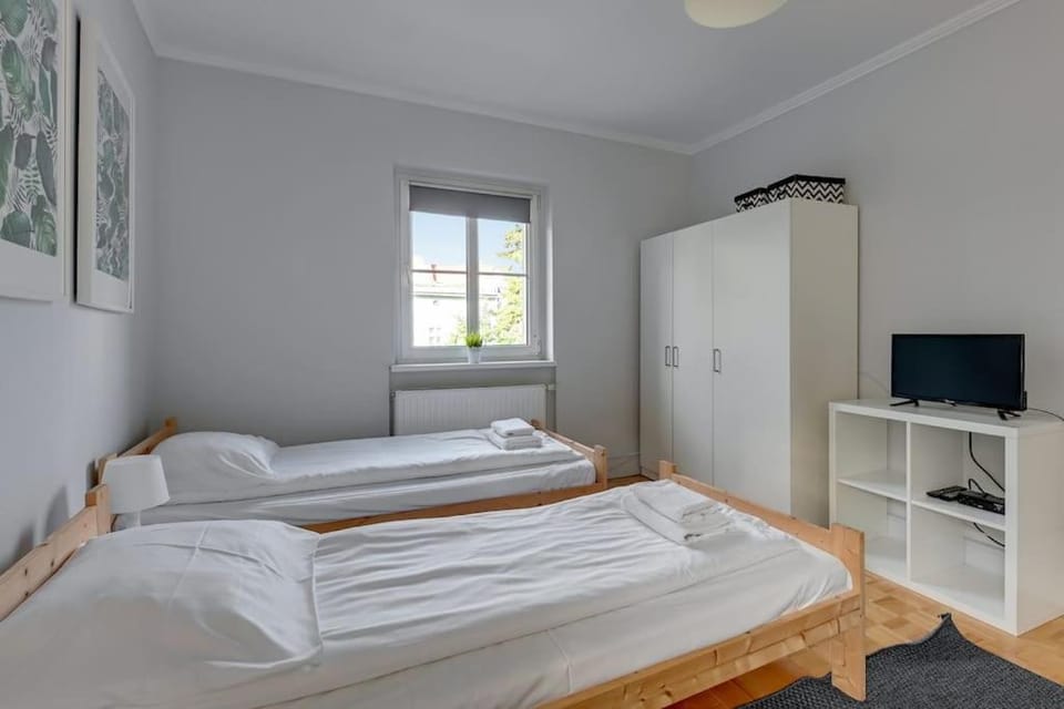 Bed, TV and multimedia, Photo of the whole room, Bedroom, towels, wardrobe