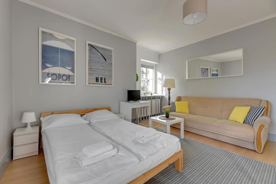 Bed, TV and multimedia, Photo of the whole room, Decorative detail, Seating area, Bedroom, Area and facilities, towels