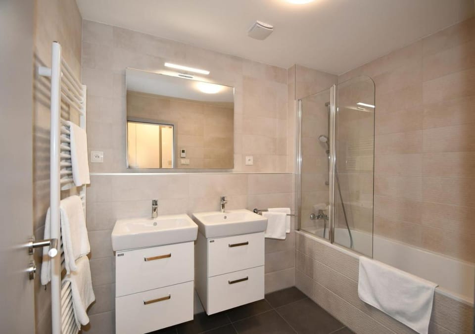 Bathroom, Bath, towels