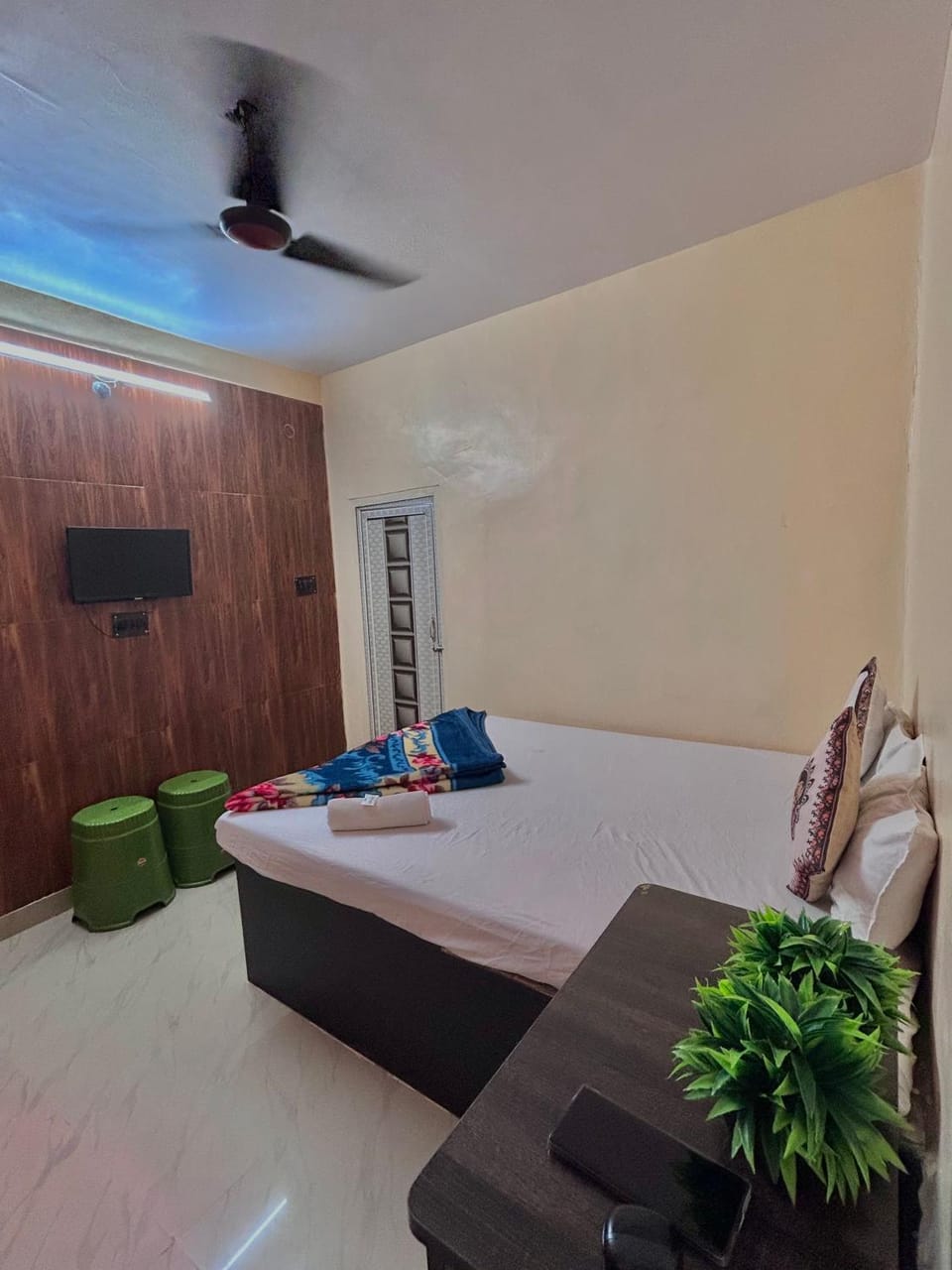 Bed, TV and multimedia, Bedroom
