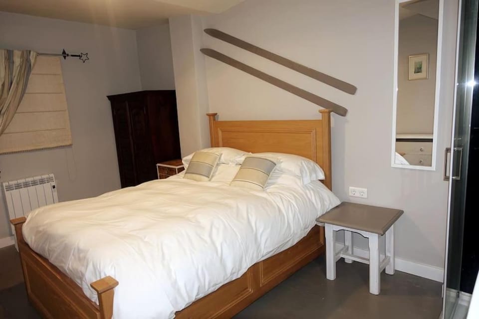 Shower, Bed, Photo of the whole room, Bedroom, internet, wardrobe