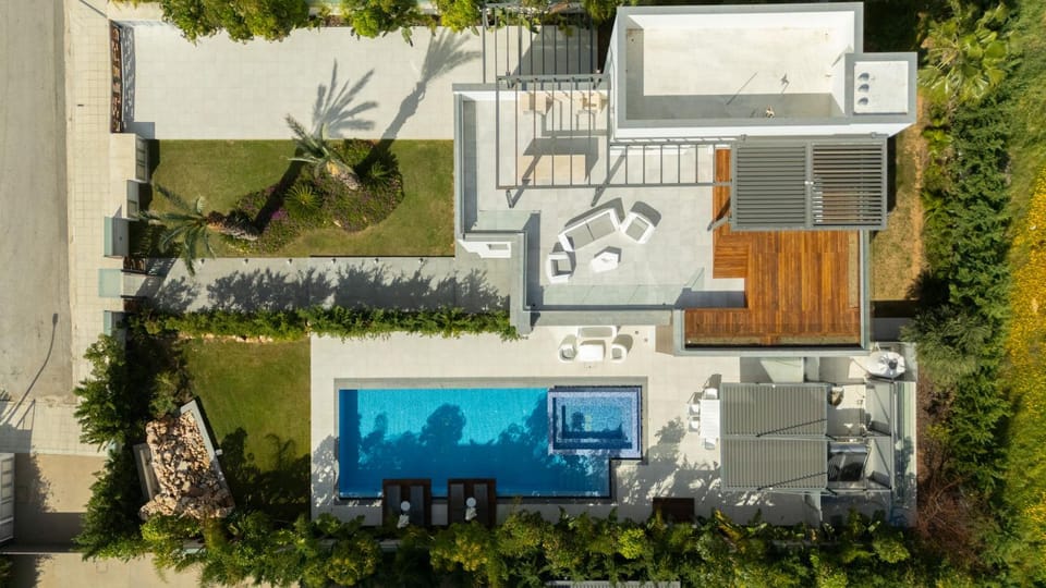 Property building, Day, Bird's eye view, Garden, Balcony/Terrace, Garden view, Pool view, Swimming pool, sunbed