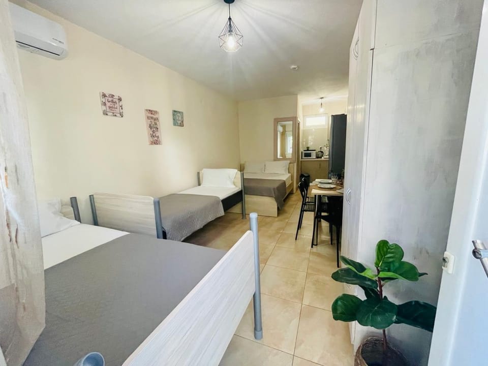 Bed, Photo of the whole room, Seating area