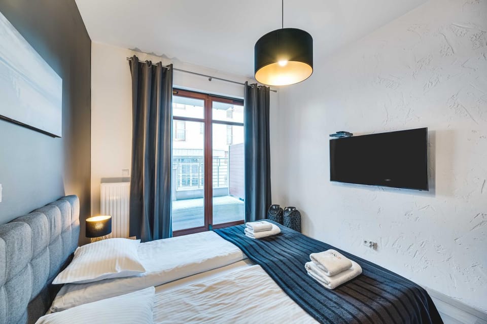 Bed, TV and multimedia, Bedroom