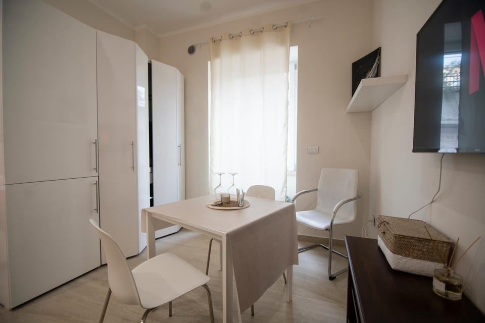 TV and multimedia, Kitchen or kitchenette, Living room, Dining area, Food, Breakfast, Quiet street view
