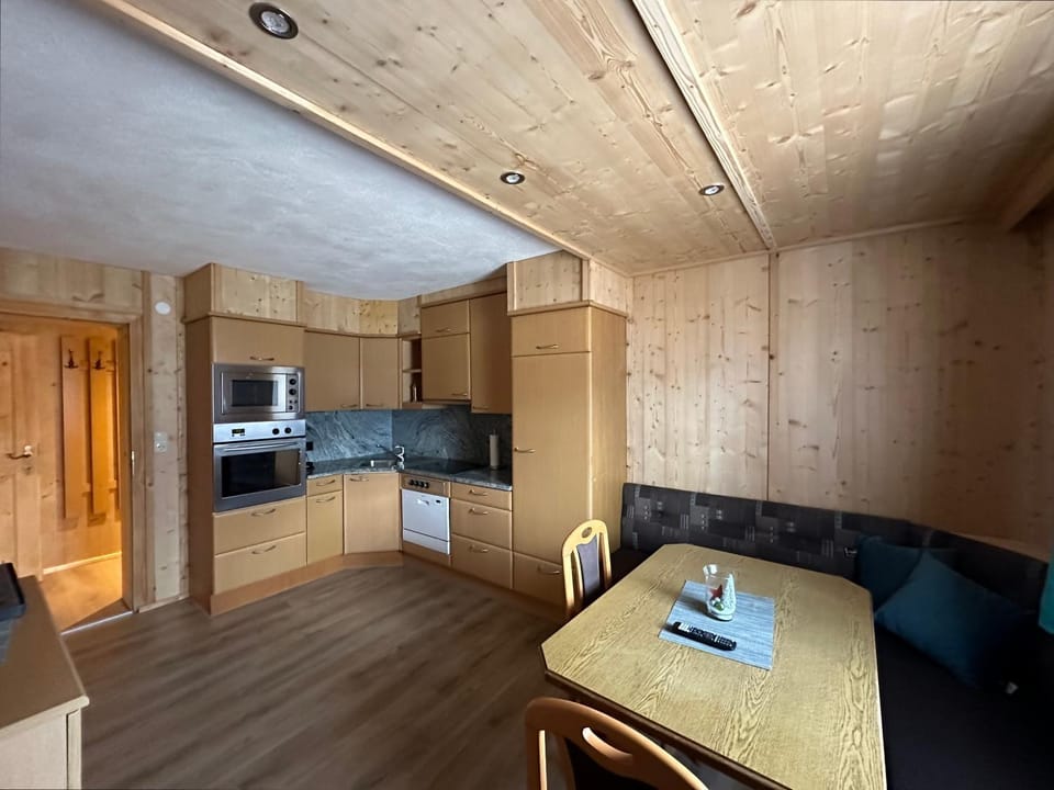 Kitchen or kitchenette, Seating area, Dining area