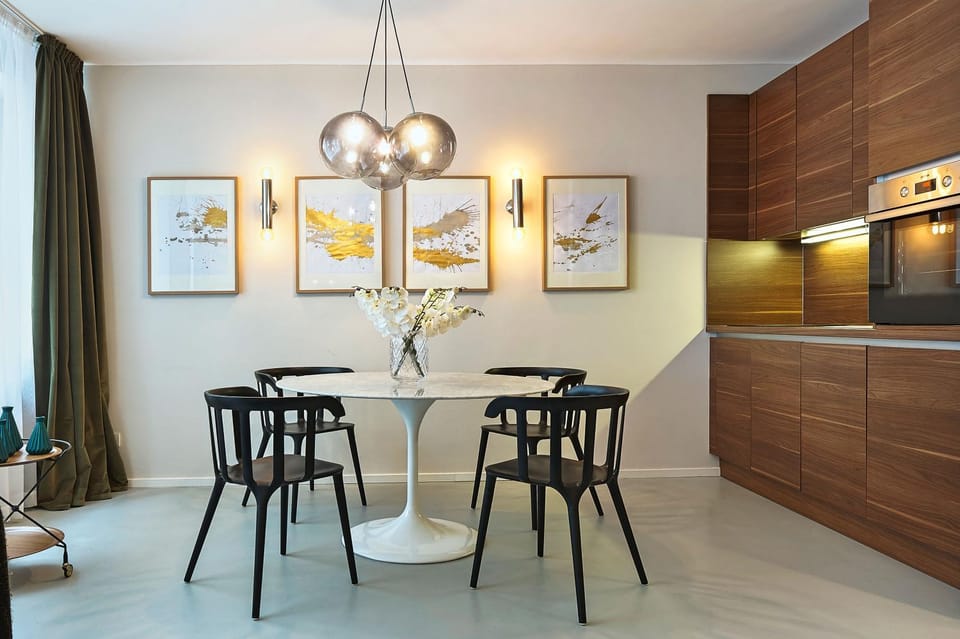 Kitchen or kitchenette, Dining area
