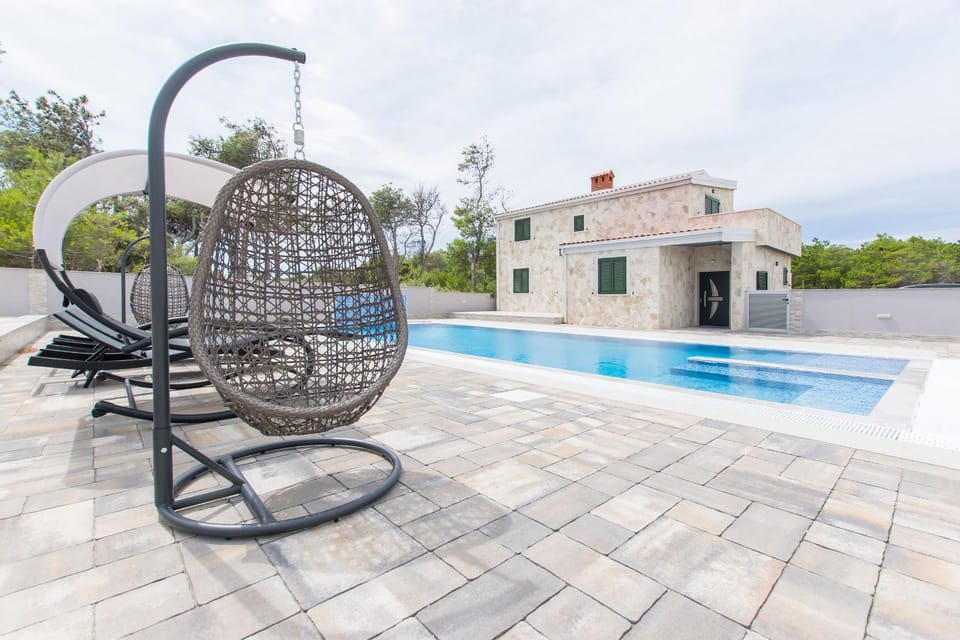 Property building, Day, Swimming pool
