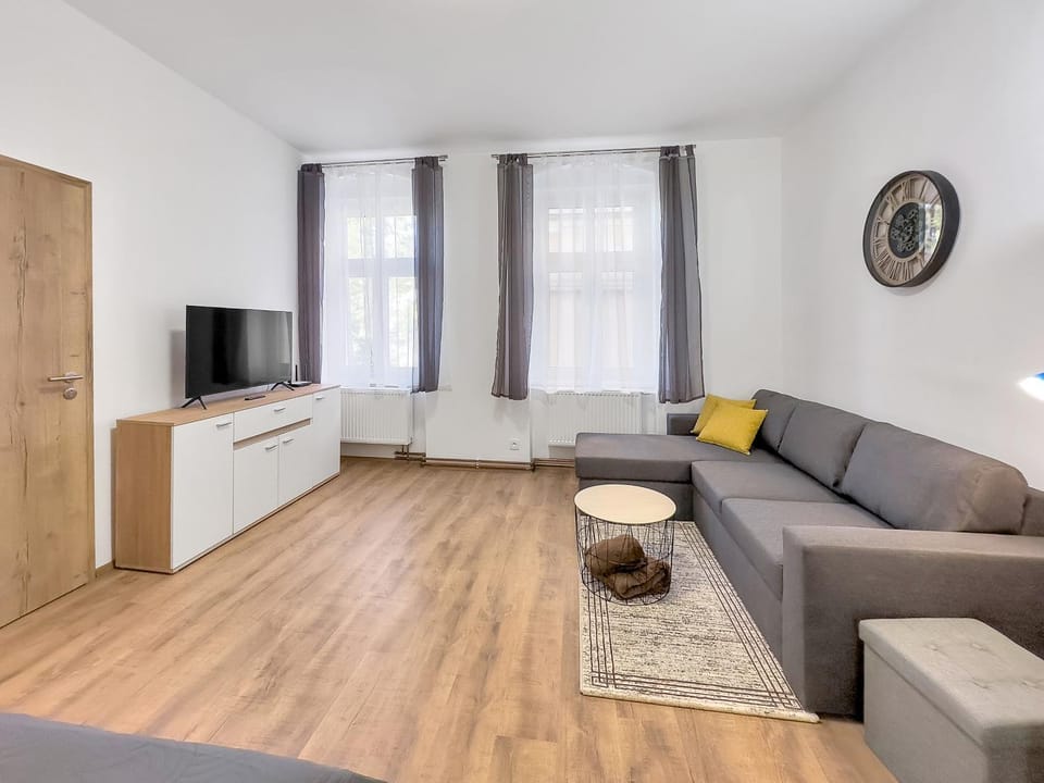 Bed, TV and multimedia, Living room, Photo of the whole room, Seating area, Bedroom