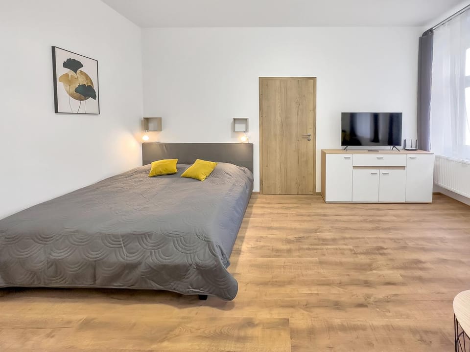 Bed, TV and multimedia, Photo of the whole room, Bedroom