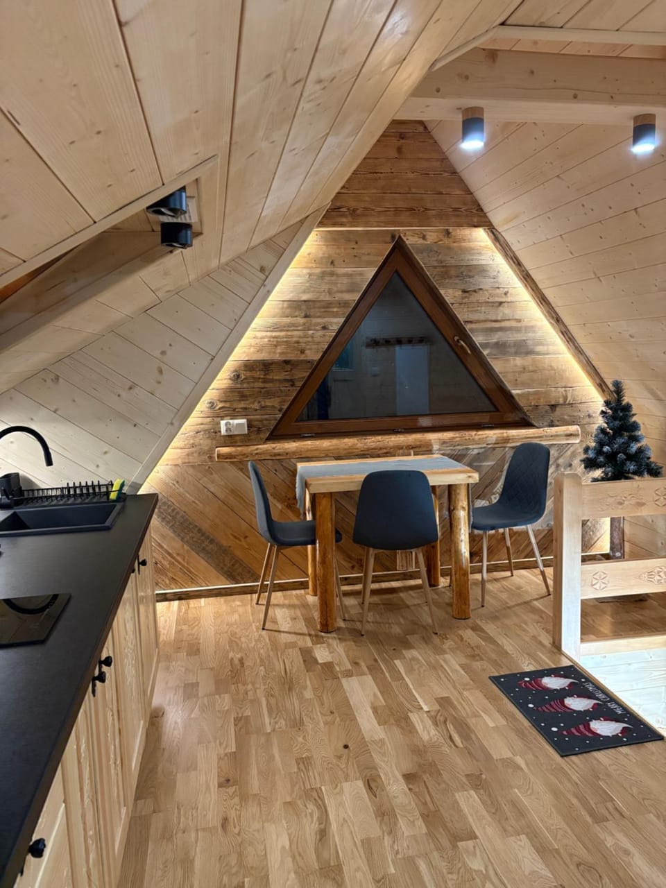 Kitchen or kitchenette, Dining area