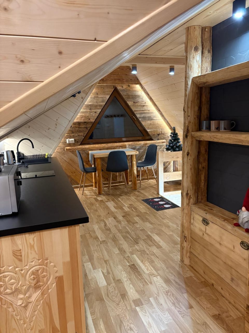 Kitchen or kitchenette, Dining area