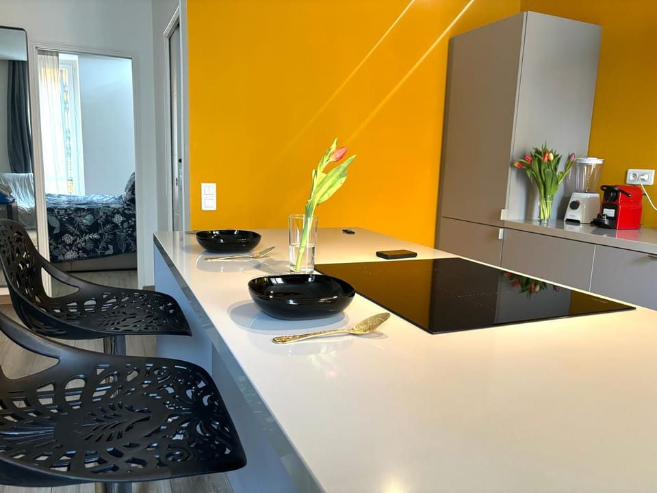 Kitchen or kitchenette, Living room, Seating area, Dining area