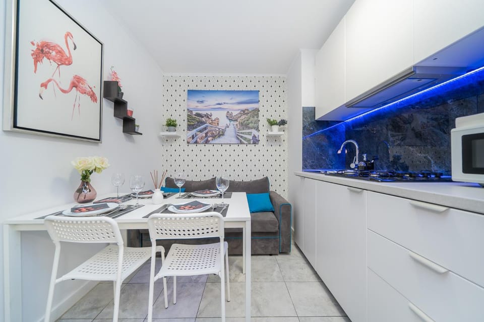 Coffee/tea facilities, Kitchen or kitchenette, Dining area, dishwasher, microwave, stove