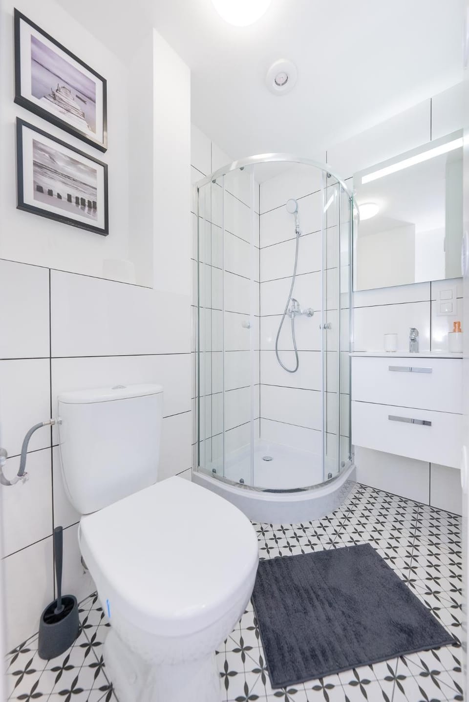 Shower, Toilet, Bathroom, Decorative detail, towels