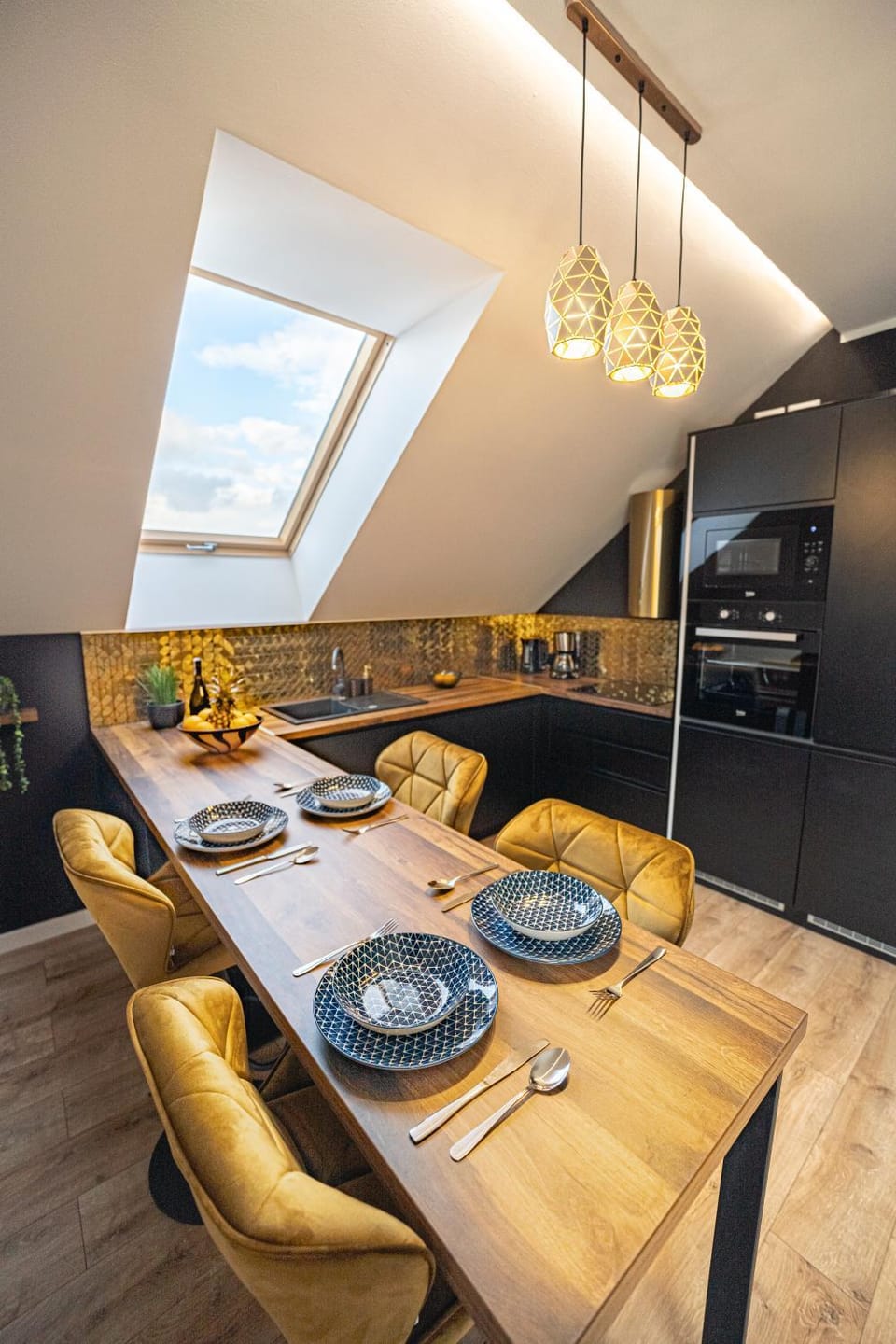 Kitchen or kitchenette, Living room, Food and drinks, Seating area, Dining area, Food, minibar, pet friendly