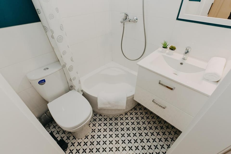 Shower, Toilet, Bathroom, towels
