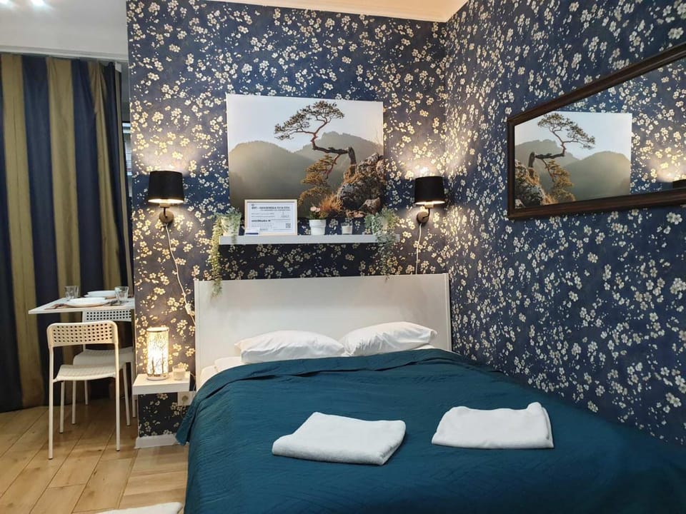 Bed, Photo of the whole room, Decorative detail, Seating area, Bedroom, towels