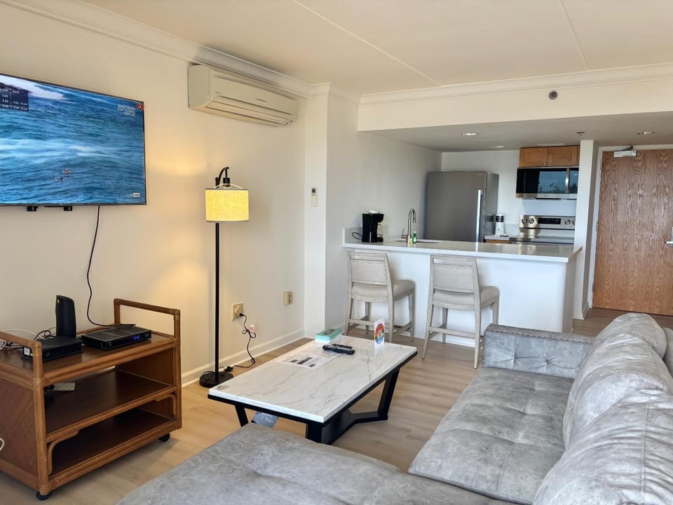 TV and multimedia, Kitchen or kitchenette, Living room, Seating area, Dining area, minibar, oven, air conditioner