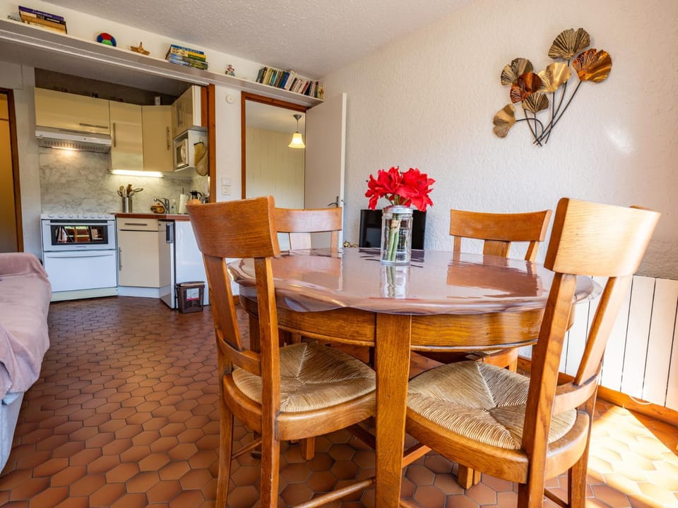 Kitchen or kitchenette, Living room, Dining area, oven, stove