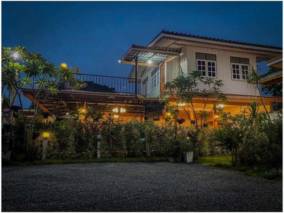 ครัวบ้านไม้สักโฮมสเตย์ เขาวงพระจันทร์ Bed and Breakfast in Thailand