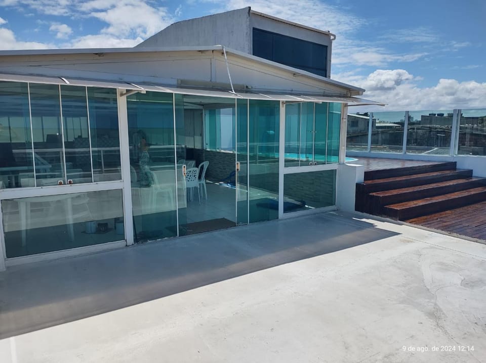 CASA COM PISCINA À BEIRA MAR. House in Recife