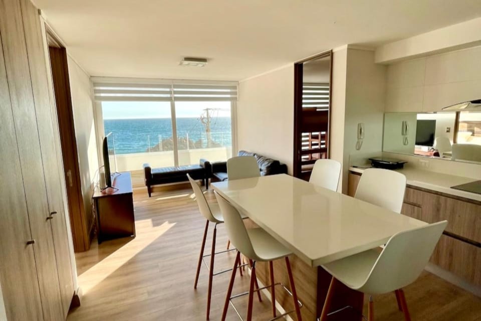 Kitchen or kitchenette, Seating area, Dining area