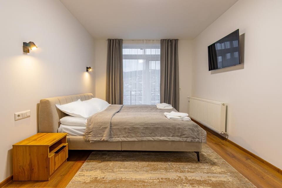 Bed, TV and multimedia, Photo of the whole room, Bedroom, towels