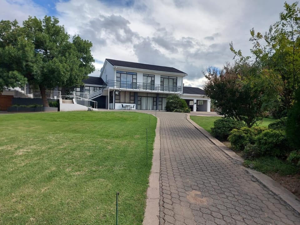 Property building, Day, Natural landscape, Garden, Garden view