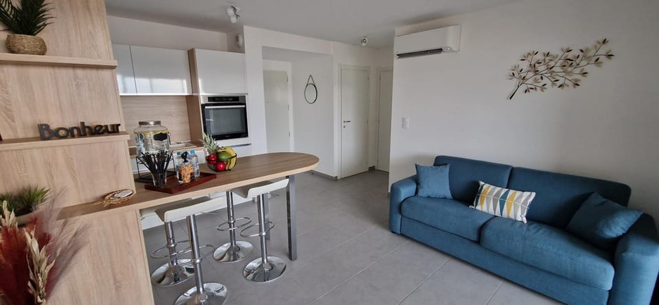 Kitchen or kitchenette, Living room, air conditioner