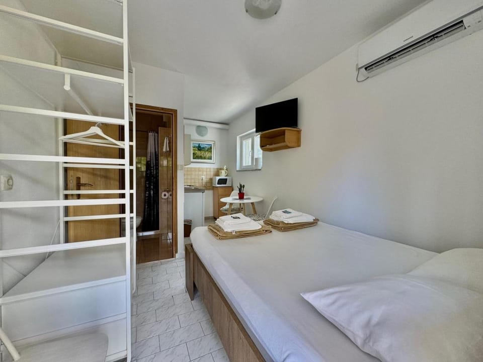 Bed, TV and multimedia, Coffee/tea facilities, Kitchen or kitchenette, microwave, air conditioner