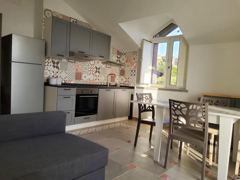 Living room, dishwasher