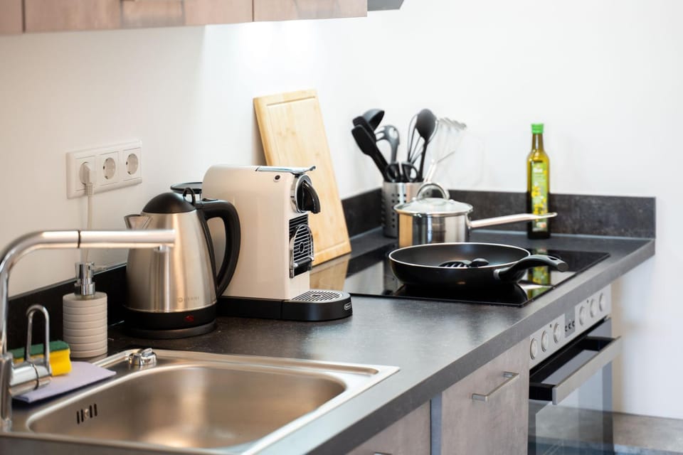 Coffee/tea facilities, Kitchen or kitchenette, stove