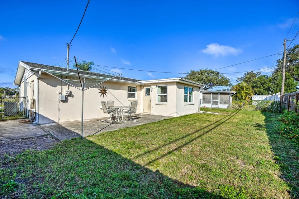 Cozy Holiday Home w/ Yard ~ 5 Mi to Beach! House in Holiday