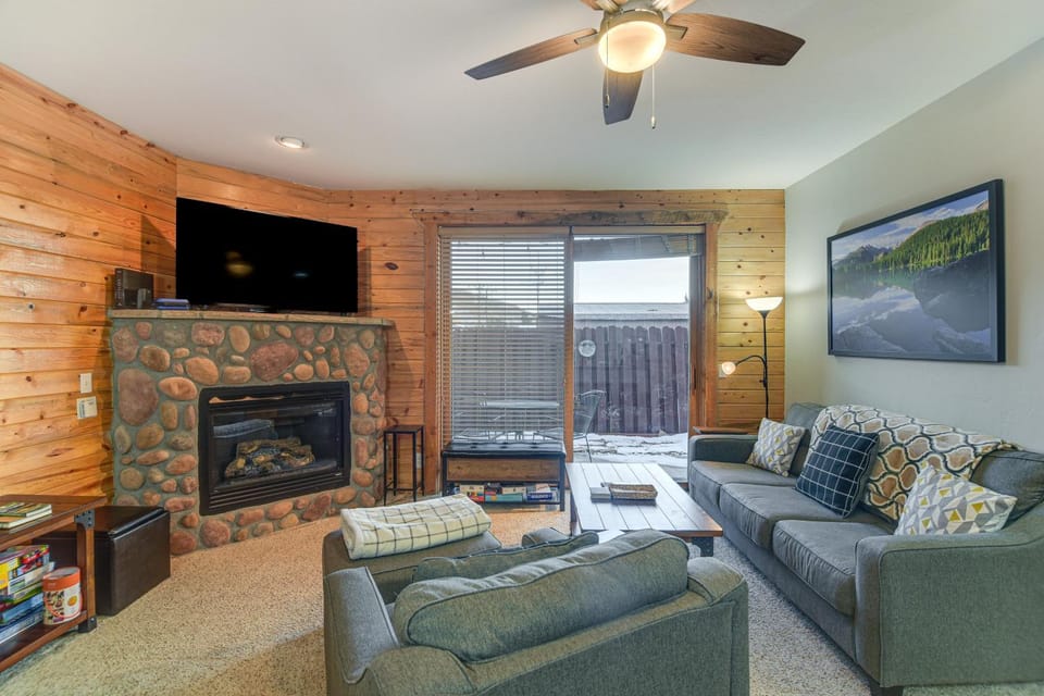 Patio & Mountain Views: Central Grand Lake Condo! House in Grand Lake
